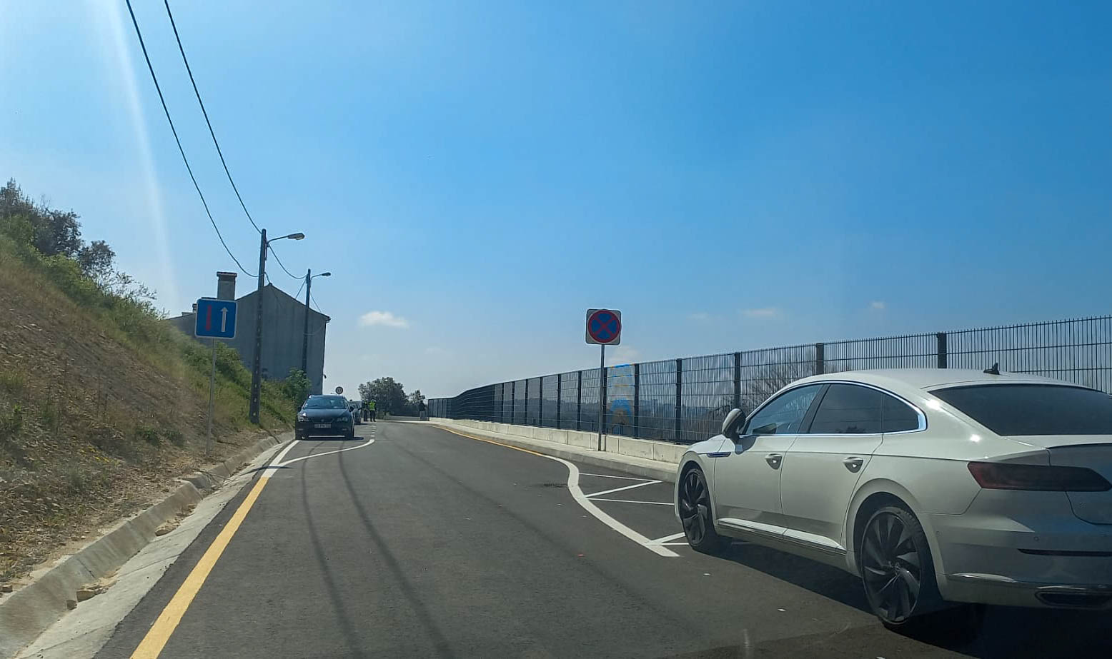 Rua Coronel Veiga Simão com estacionamento reorganizado, circulação alternada e limite de velocidade
