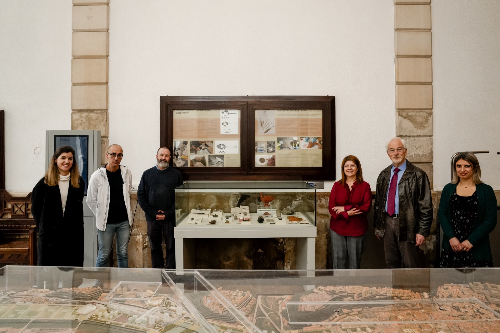 Objetos arqueológicos restaurados em exposição no átrio dos Paços do Concelho de Coimbra