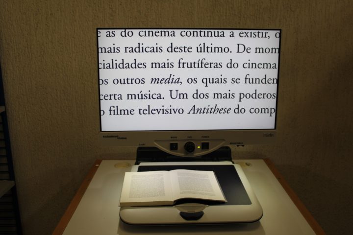 Biblioteca Municipal de Coimbra reforça inclusão com novo ampliador de imagem (2) (Personalizar)