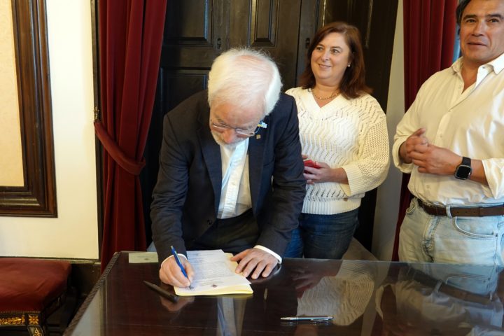 Consignação muros na rua 1 de maio 2 (Personalizar)