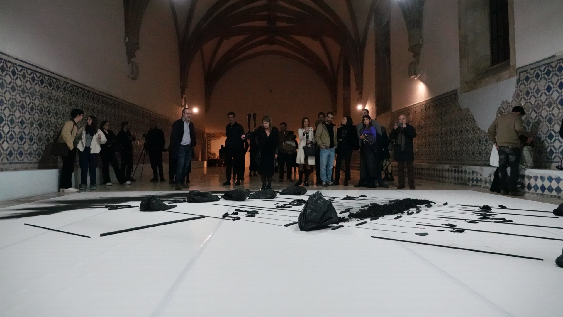 “Um Silabário por Reconstruir” com visitas acompanhadas, instalações e performances no CACC e na Sala da Cidade