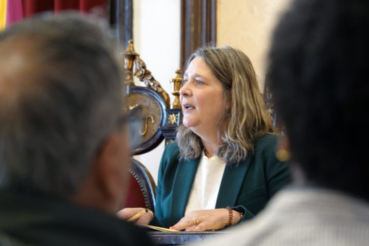 Hasta pública Mercado 6 (Personalizar)