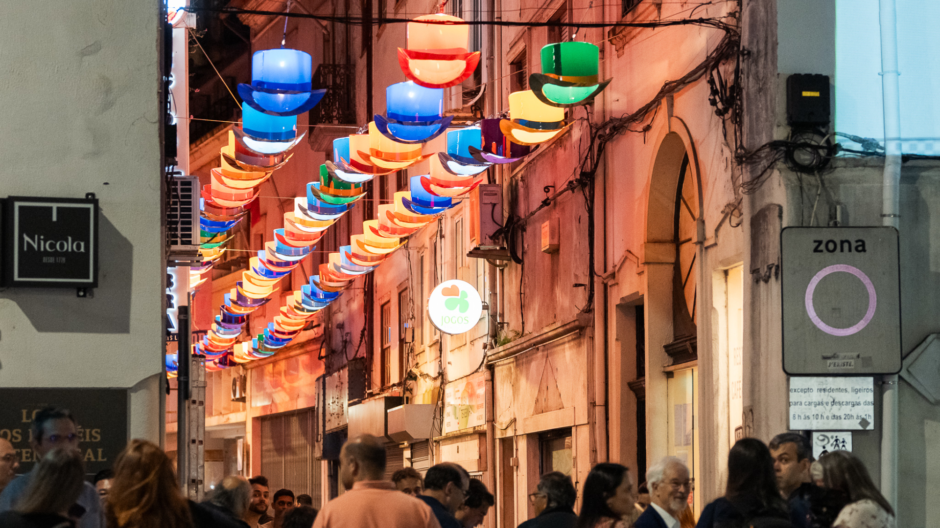Rua Adelino Veiga iluminada com cartolas académicas coloridas