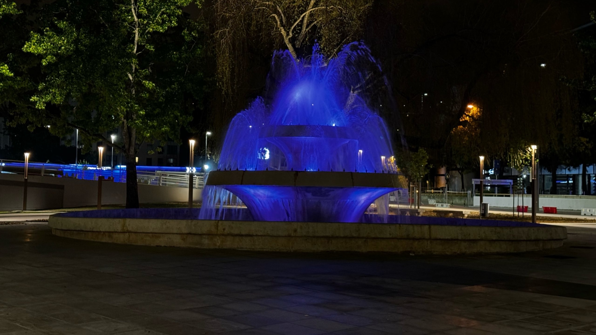 Coimbra assinala Dia Mundial da Fibromialgia com iluminação roxa na fonte da Praça 25 de Abril