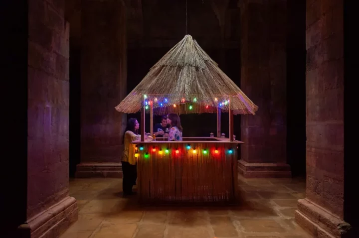 «Blue Hawaii Bar», 2007, Janet Cardiff & George Bures Miller. «A Fábrica das Sombras», Mosteiro de Santa Clara-a-Nova, Coimbra (Portugal), 2025.