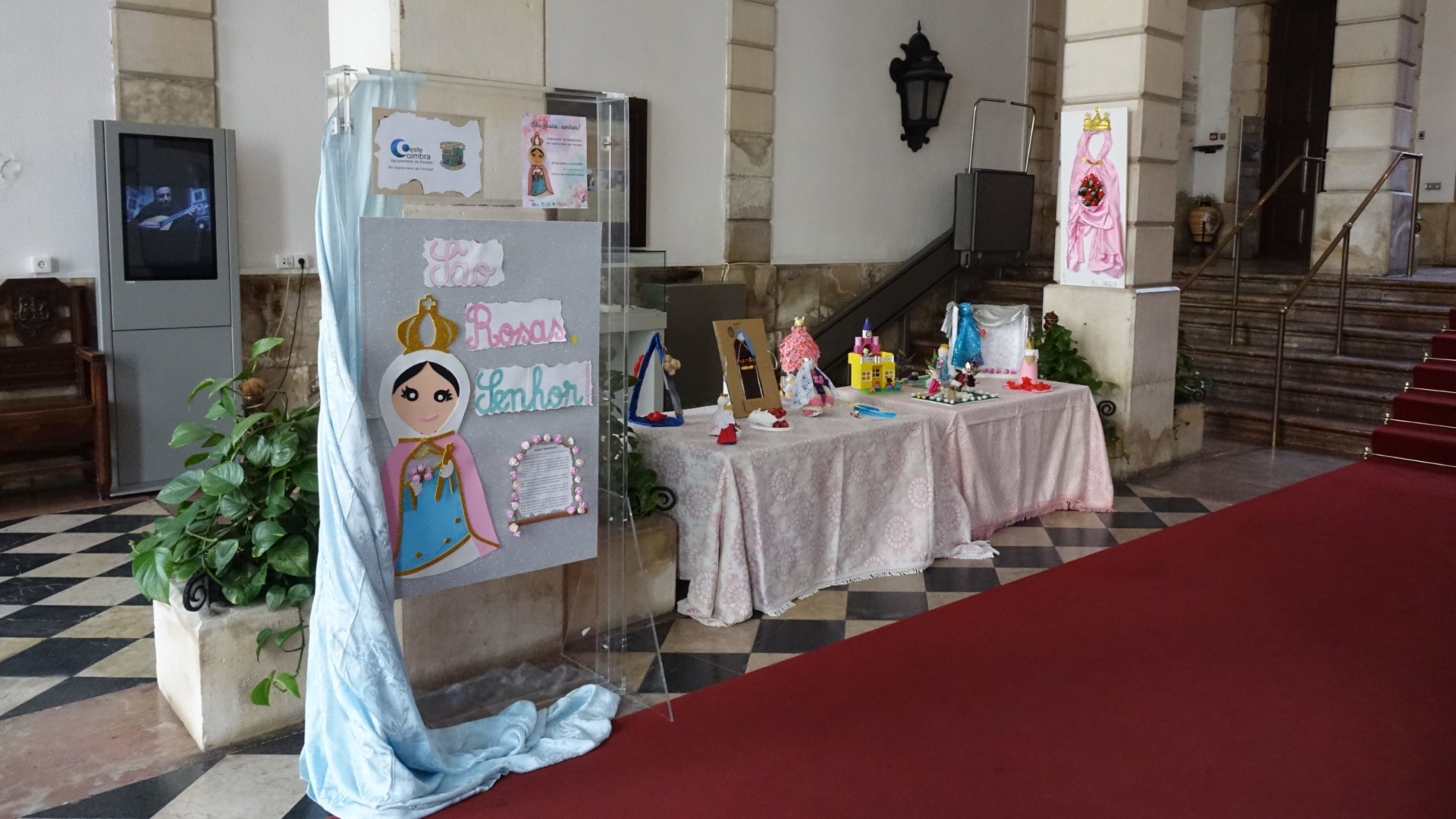 Exposição alusiva à Rainha Santa Isabel patente no átrio dos Paços do Concelho até 7 de julho