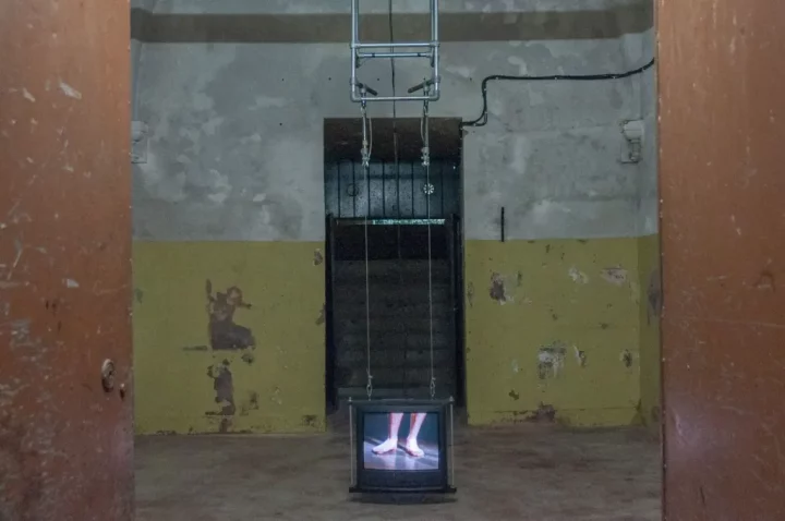 «Imbalance.6 (Jump)», 1998, George Bures Miller. «A Fábrica das Sombras», Mosteiro de Santa Clara-a-Nova, Coimbra (Portugal), 2025.