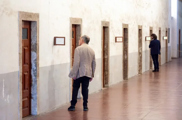 «Newspaper Poems», 2002–2003, Janet Cardiff. «A Fábrica das Sombras», Mosteiro de Santa Clara-a-Nova, Coimbra (Portugal), 2025.