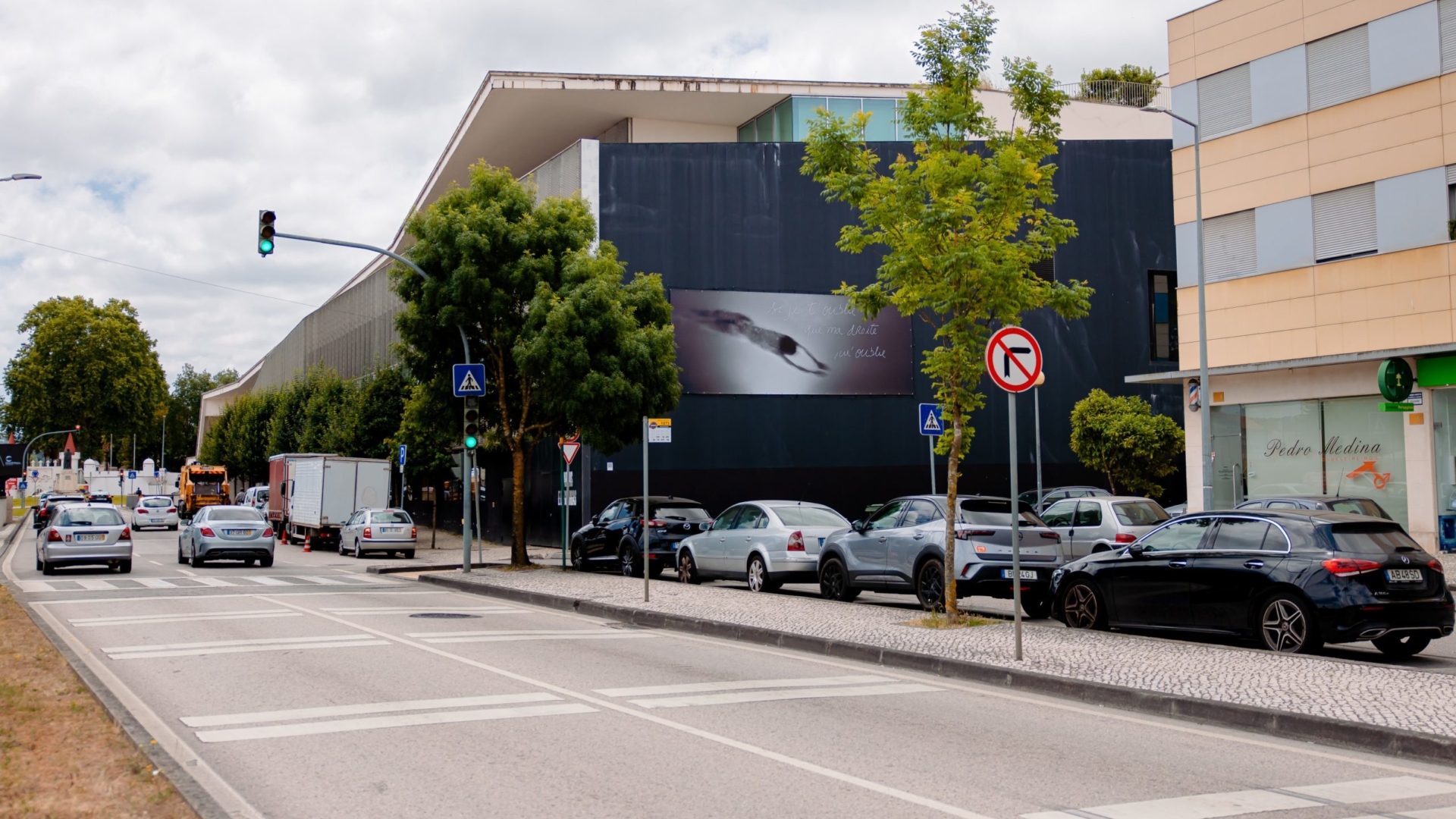 Obra de José Maçãs de Carvalho exposta no “Outdoor ’25” na fachada do Convento São Francisco