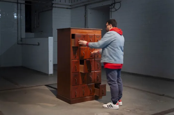 «The Cabinet of Curiousness», 2010, Janet Cardiff & George Bures Miller. «A Fábrica das Sombras», Mosteiro de Santa Clara-a-Nova, Coimbra (Portugal), 2025.
