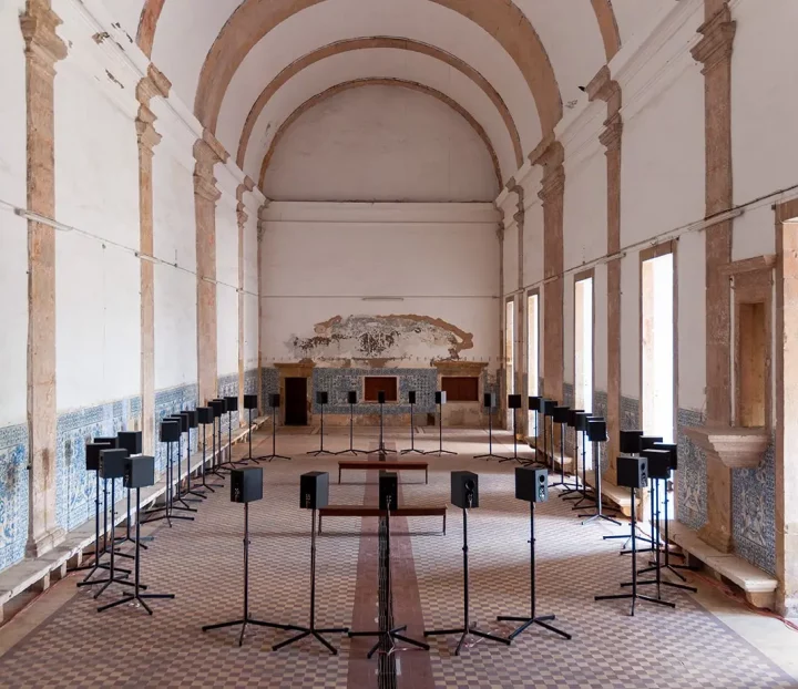 «The Forty Part Motet», 2001, Janet Cardiff. «A Fábrica das Sombras», Mosteiro de Santa Clara-a-Nova, Coimbra (Portugal), 2025.