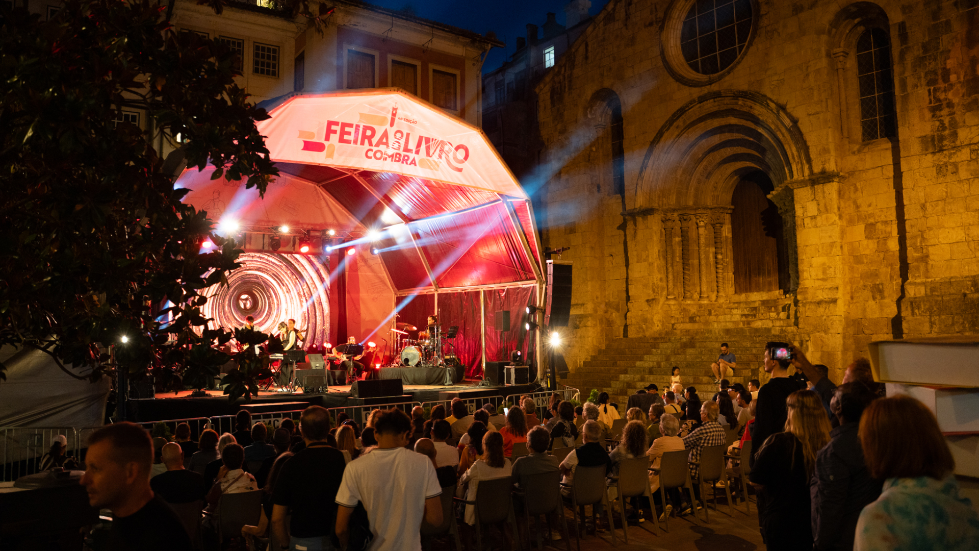 Feira do Livro de Coimbra consolida-se como “aldeia literária” com 16 mil visitantes