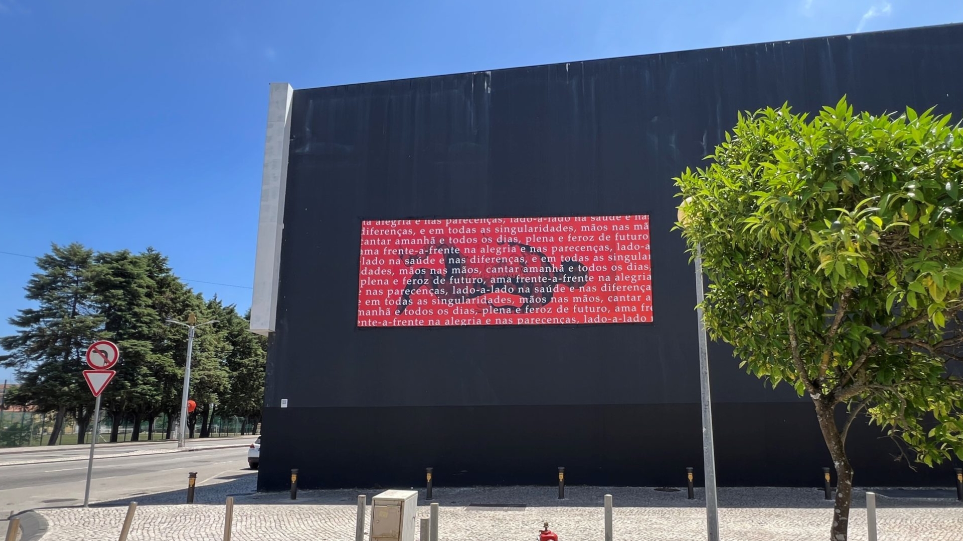 Obra de Isabel Baraona exposta no “Outdoor ’25” na fachada do Convento São Francisco