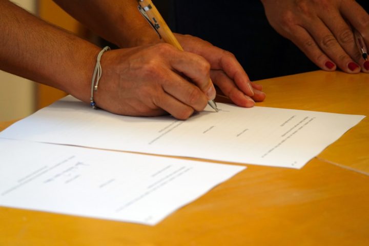 Assinatura dos Contratos de Incubação Fator C'Idade 3 (Personalizar)