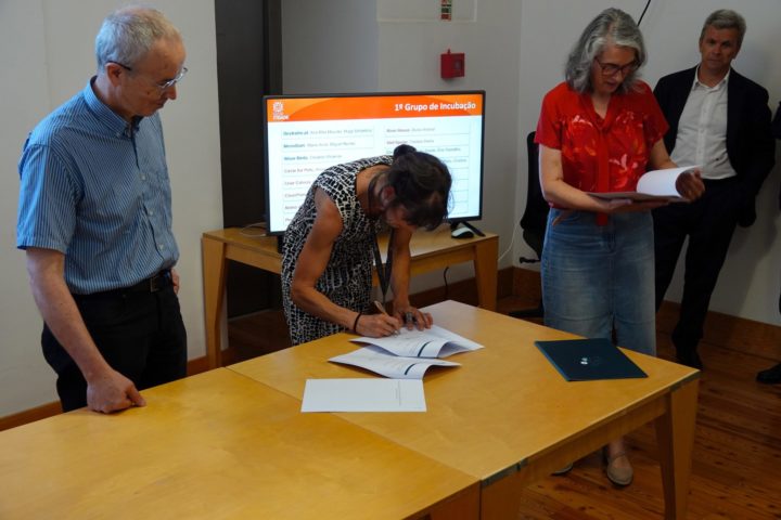 Assinatura dos Contratos de Incubação Fator C'Idade 7 (Personalizar)