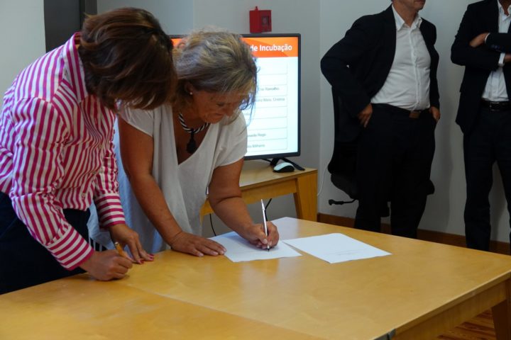 Assinatura dos Contratos de Incubação Fator C'Idade 8 (Personalizar)