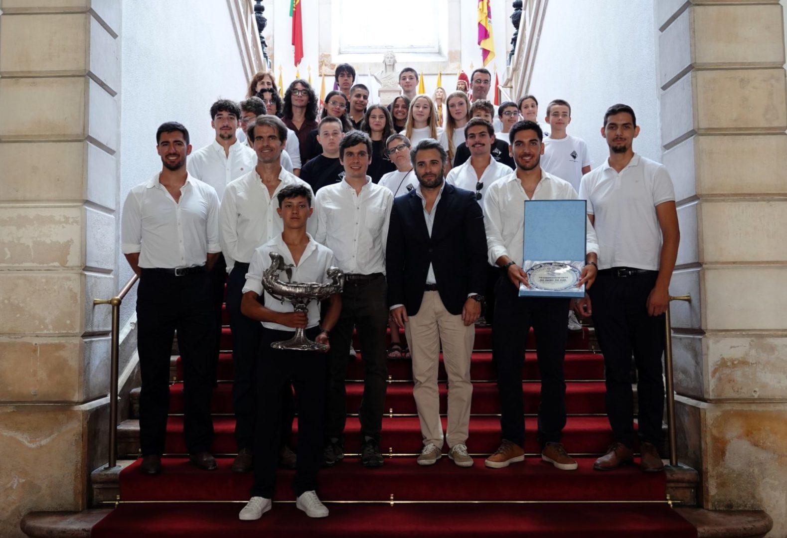 Taça Lisboa 2025 conquistada pelo remo da AAC está exposta nos Paços do Concelho