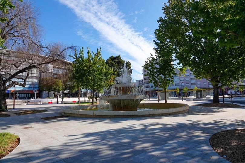 Fonte da Praça 25 de Abril iluminada de vermelho em setembro para sensibilizar para os cancros do sangue