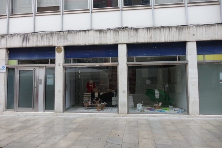 Tecelagem de Almalaguês em exposição na montra do Welcome Centre do SHIFT (2)