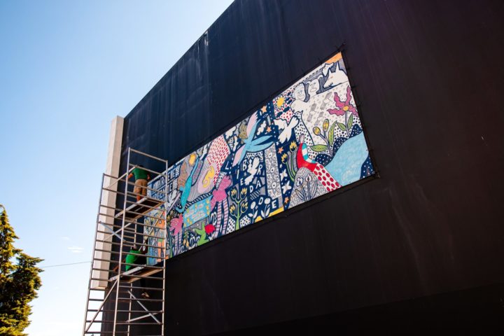 Obra de Cláudia R. Sampaio exposta no “Outdoor ’25” na fachada do Convento São Francisco (2)