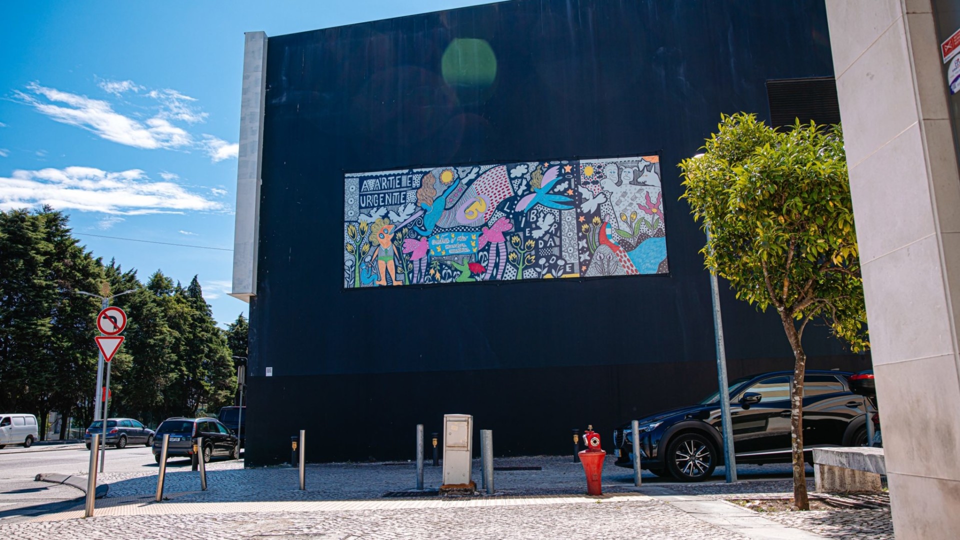 Obra de Cláudia R. Sampaio exposta no “Outdoor ’25” na fachada do Convento São Francisco