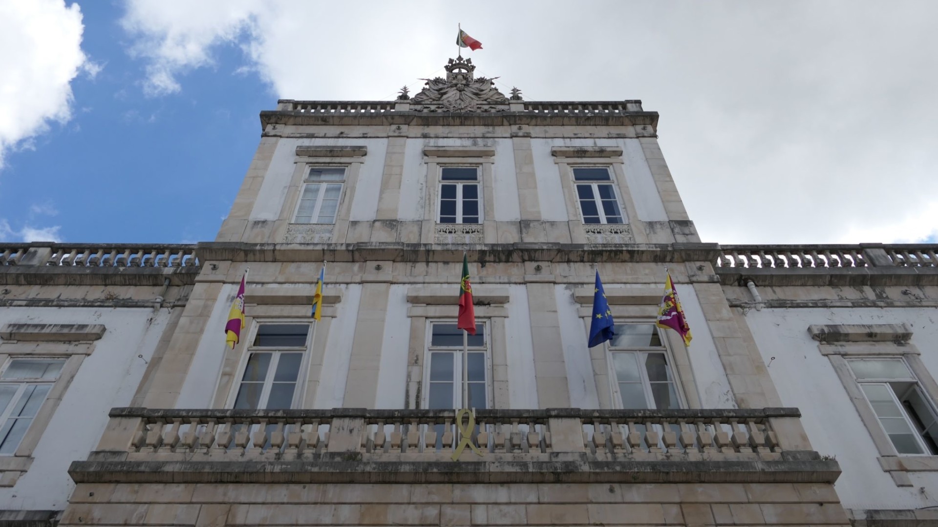 Coimbra ilumina vários edifícios e fontes em dourado para assinalar sensibilização para o cancro pediátrico