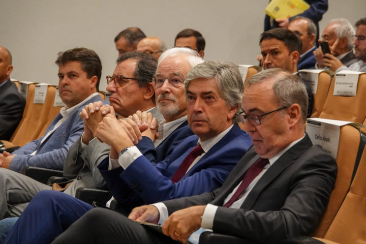 Sessão de Apresentação e Assinatura de Contratos (27)