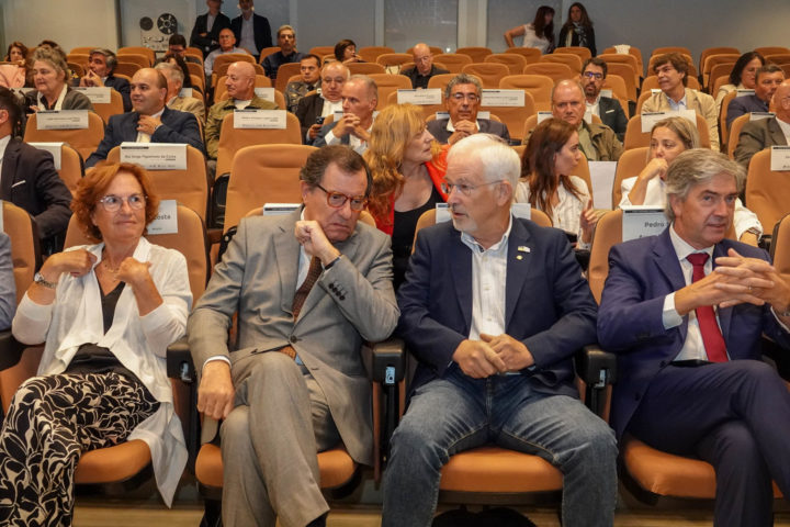 Sessão de Apresentação e Assinatura de Contratos (6)