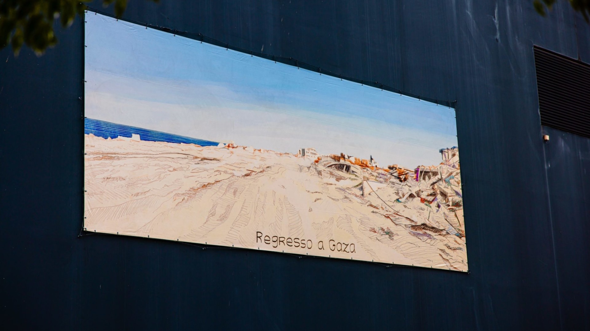 Obra de Isabel Simões é a proposta de outubro do “Outdoor’ 25” na fachada do Convento São Francisco