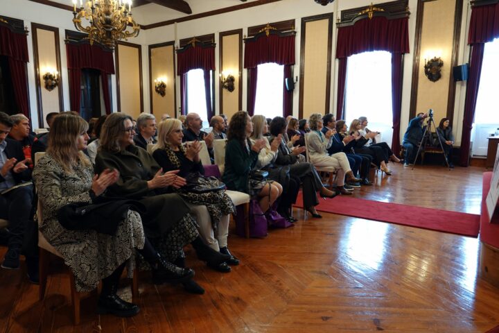 Prémio Empreendedorismo Feminino 11 (Personalizar)