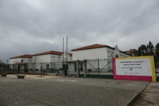 Câmara investe 20 mil euros em coberturas exteriores na EB 2/3 Rainha Santa Isabel