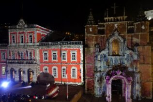 Coimbra volta a iluminar a Praça 8 de Maio com videomapping e bailado de 19 a 23 de dezembro
