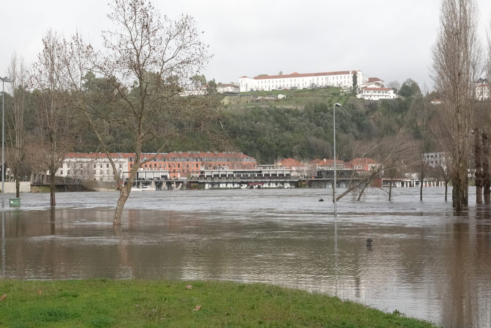 CM de Coimbra acompanha reposição da eletricidade e monitoriza subida do rio Mondego após a depressão KRISTIN