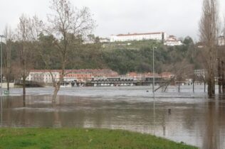 CM de Coimbra acompanha reposição da eletricidade e monitoriza subida do rio Mondego após a depressão KRISTIN