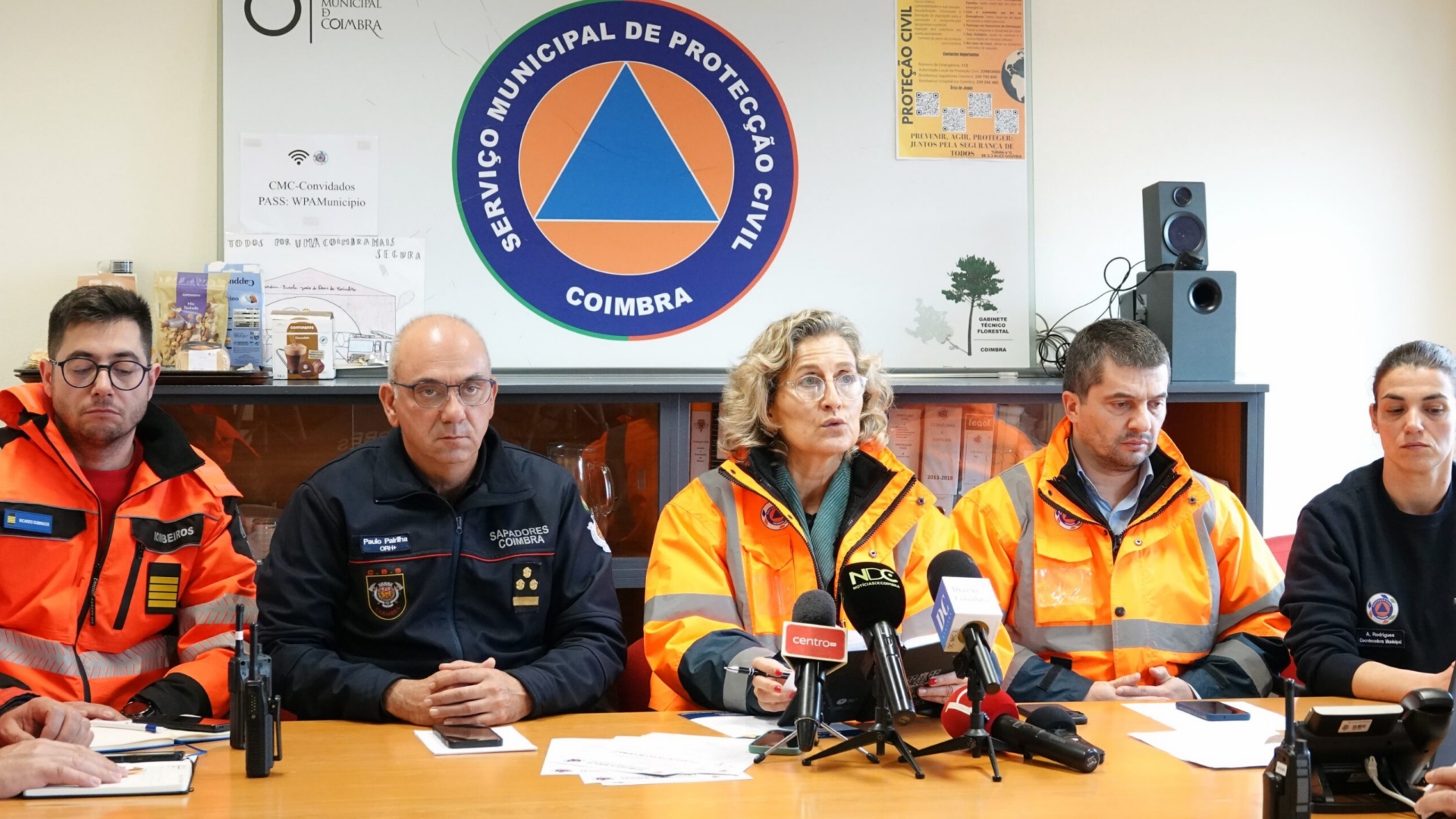 Uma centena de operacionais monitoriza margens do Mondego que mantém elevado risco de cheia