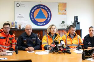 Uma centena de operacionais monitoriza margens do Mondego que mantém elevado risco de cheia