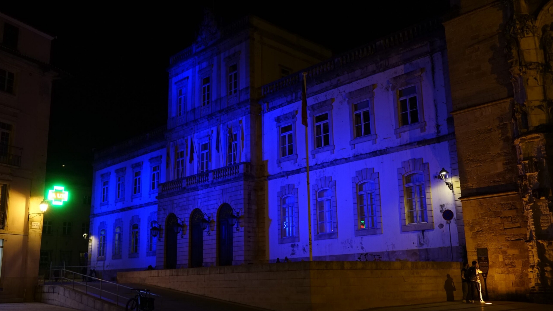CM de Coimbra iluminada de azul no Dia Internacional da Síndrome de Angelman