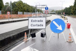 Mobilidade em Coimbra: várias estradas continuam cortadas e circulação ferroviária mantém condicionamentos