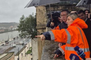 António José Seguro visitou estragos em Coimbra e deixou palavras de ânimo