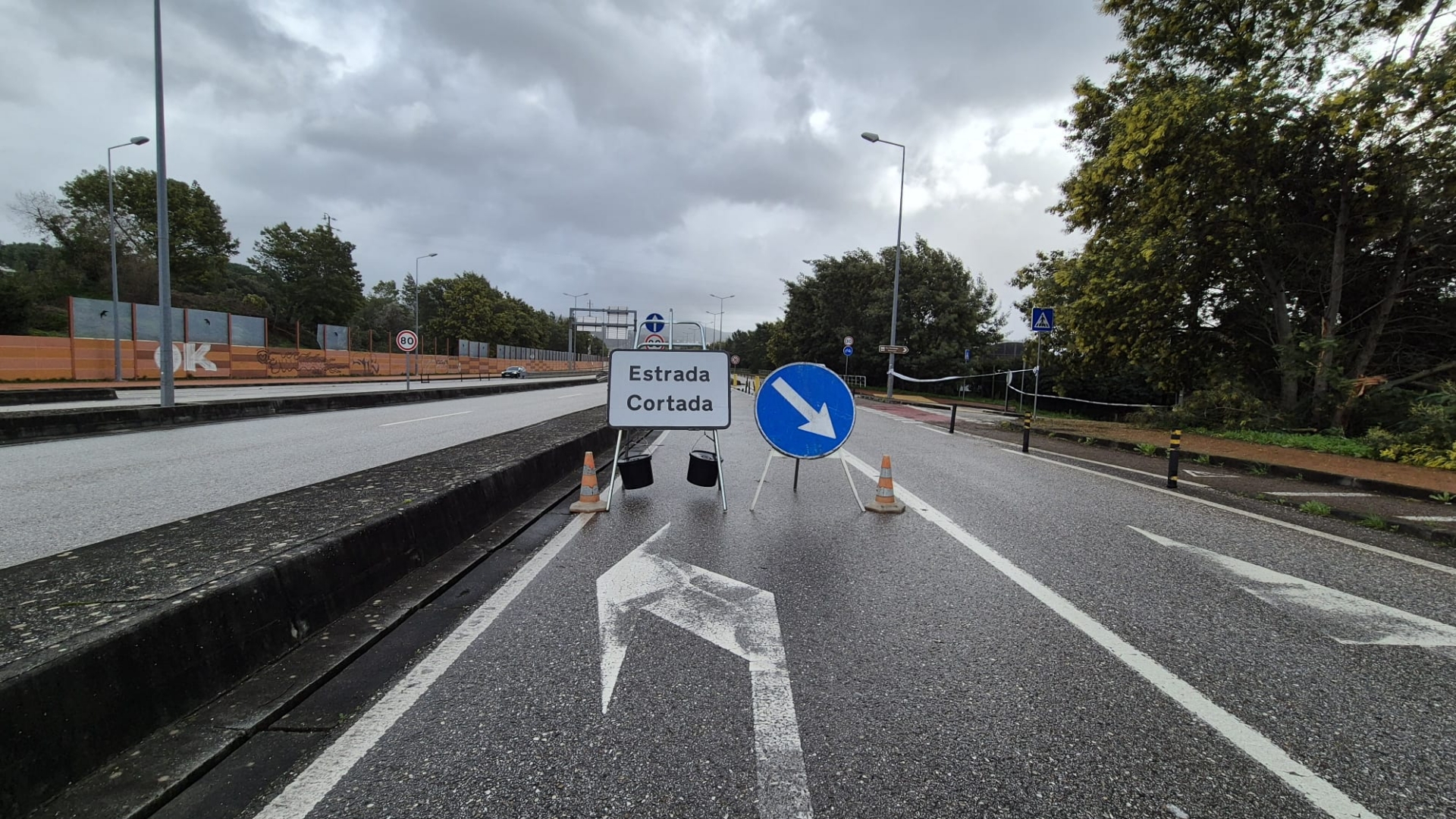 Cortes em várias estradas do concelho e circulação ferroviária suspensa devido ao risco de cheias