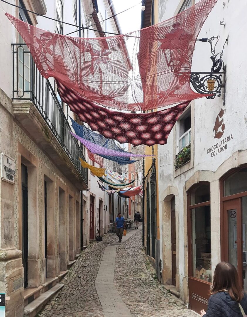 Instalação “Crochet Social” na Rua Fernandes Tomás inaugura a 22 de março