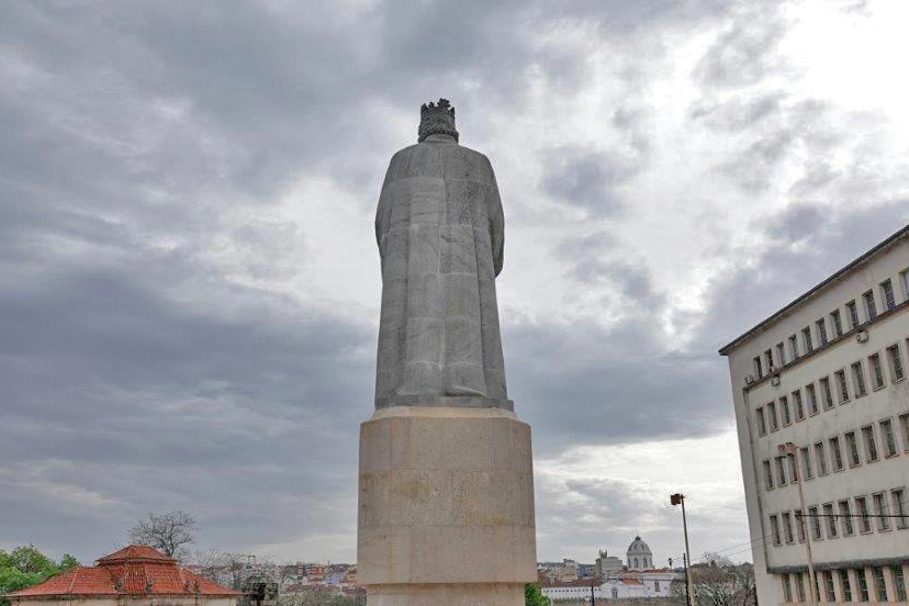 Câmara de Coimbra fará trabalhos de limpeza na estátua de D. Dinis vandalizada