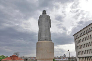 Câmara de Coimbra fará trabalhos de limpeza na estátua de D. Dinis vandalizada