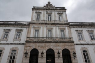 Paços do Concelho sem bandeiras hasteadas durante o dia de hoje