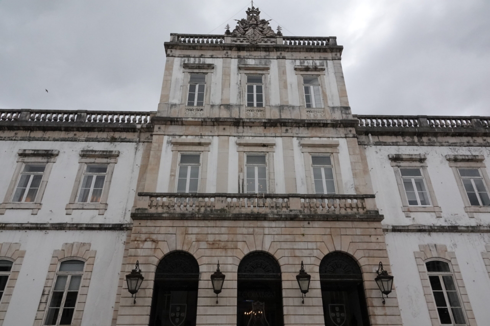 Paços do Concelho sem bandeiras hasteadas durante o dia de hoje