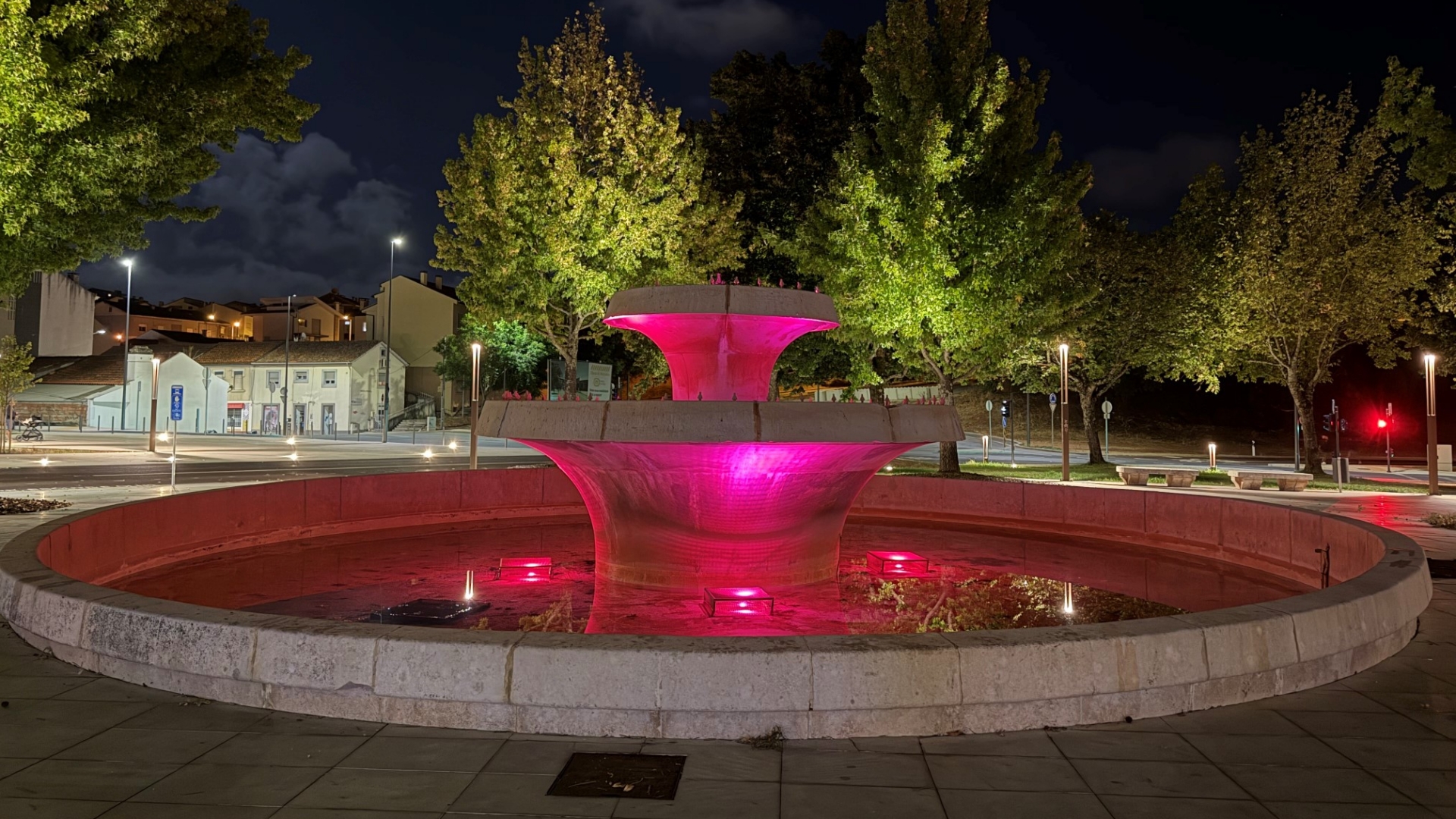 Coimbra ilumina espaços públicos de vermelho no âmbito do “Mês de Maio Mês do Coração”