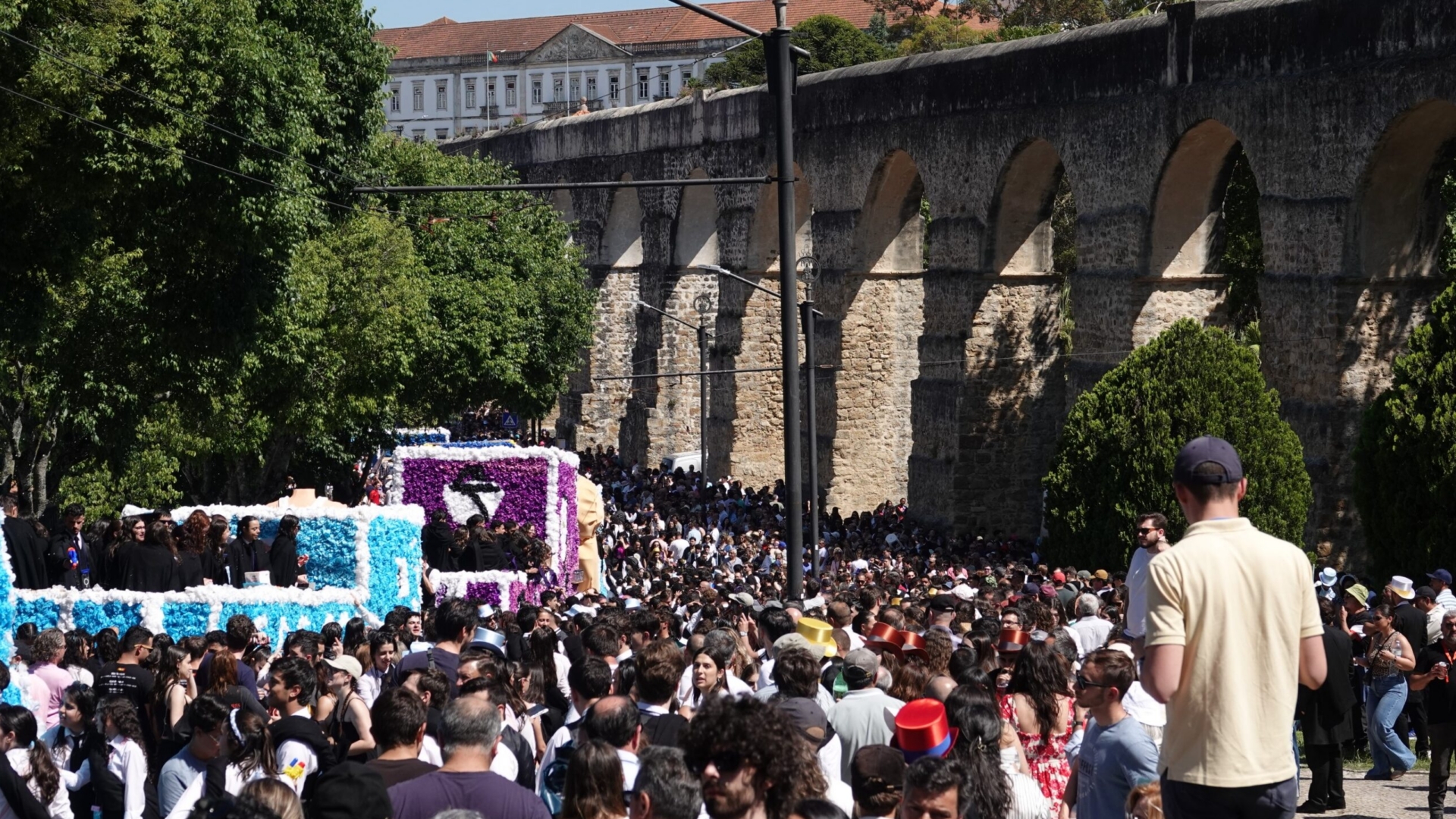 Queima das Fitas: Cortejo condiciona trânsito em Coimbra e altera rede dos SMTUC no domingo