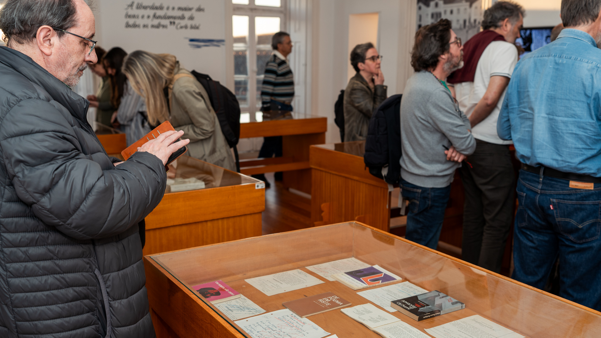 Exposição da Casa da Escrita sobre livros censurados encerra com mesa-redonda e visita guiada