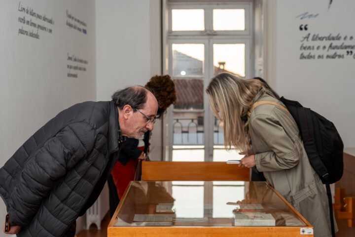 Exposição da Casa da Escrita sobre livros censurados encerra com mesa-redonda e visita guiada © CM de Coimbra (3)