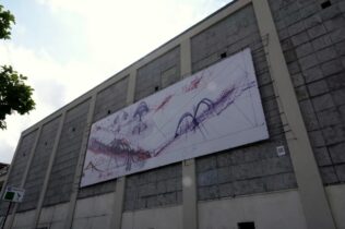 Projeto “Outdoor ’26” apresenta nova obra na fachada do Mercado Municipal D. Pedro V